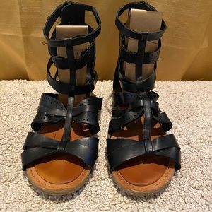 Stevies black gladiator sandals size 4